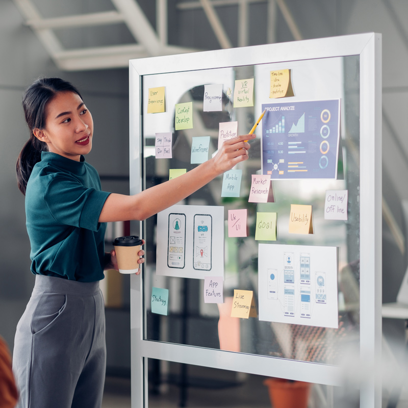 Lady presenting points of a presentation to put together