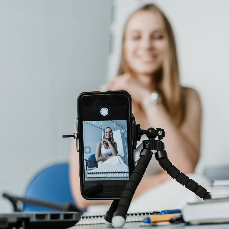 women filling a vlog on her camera for social media upload